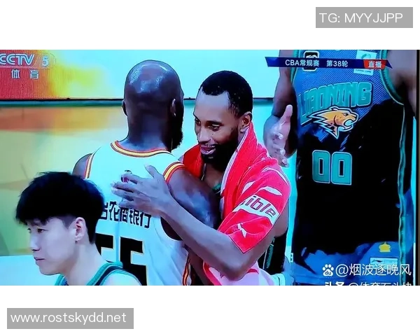 足球巨星挑战篮球场展现扣篮风采引发球迷热议 足球巨星挑战篮球场展现扣篮风采引发球迷热议