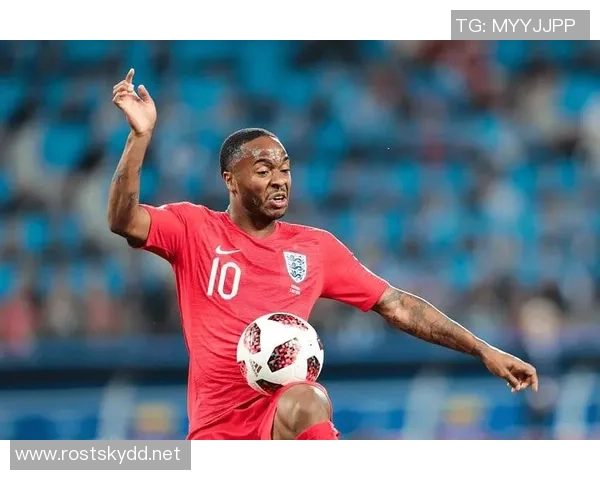 足球明星在比赛中意外撞上门柱引发全场惊呼与热议 足球明星在比赛中意外撞上门柱引发全场惊呼与热议