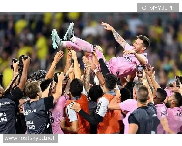 足球明星璀璨星空汇聚海报展现球场传奇与荣耀瞬间 足球明星璀璨星空汇聚海报展现球场传奇与荣耀瞬间