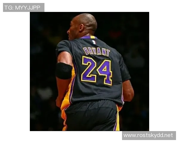 黑白画风格足球明星头像创作技巧与艺术表现探讨